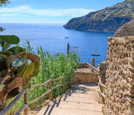 Weg hinunter zu einer Bucht von Ischia