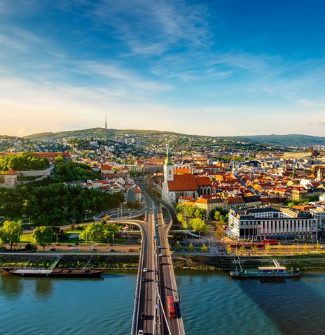 Ausblick auf Bratislava mit Donauufer, Altstadt und moderner Skyline