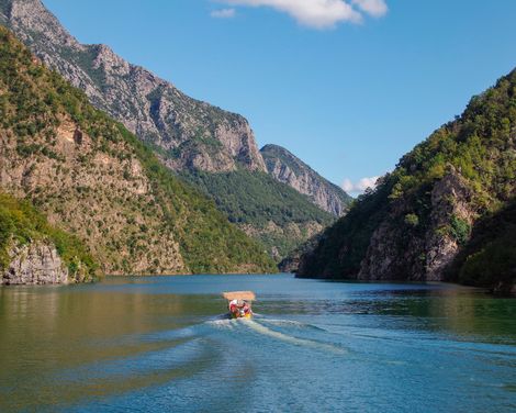 Kleingruppen-Erlebnisreise von Tirana bis Elbasan inkl. Bootsfahrt auf dem Koman-Stausee