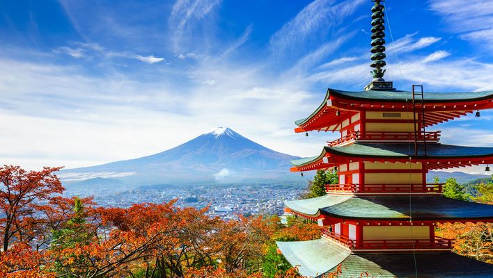 Pagode vor Mount Fuji in Japan mit wolkenverhangenem Himmel