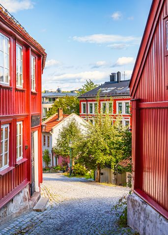 Typische norwegische rote Häuser in der Altstadt von Oslo