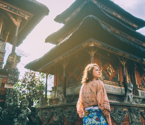 Frau vor Tempel auf Bali