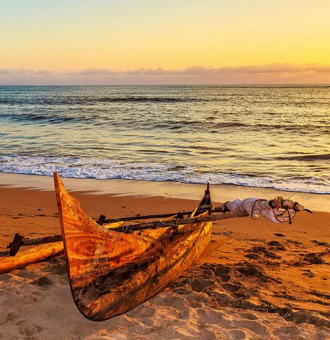 Nosy Be Strand mit Boot bei Sonnenuntergang