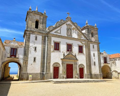 Radeln entlang der Küste zwischen Klippen und Stränden-2