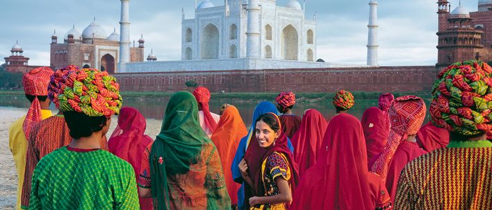 Eine Gruppe Menschen vor dem Taj Mahal in Indien