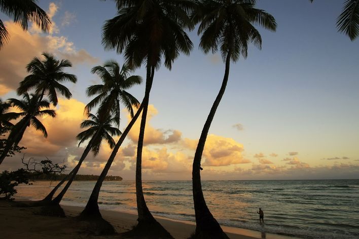 Sonnenuntergang am Strand in der Dominikanischen Republik