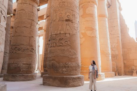 Frau in Tempelanlage in Luxor