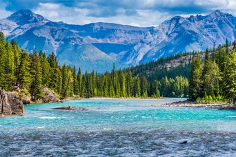 See mit Gebirge im Hintergrund im Banff Nationalpark