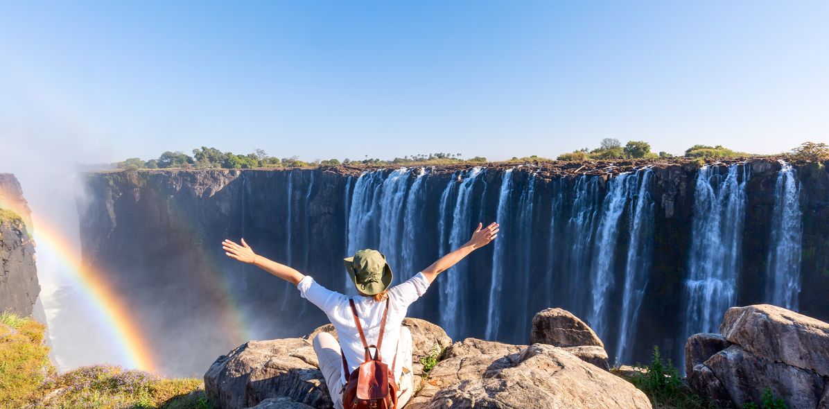 Frau vor den Victoria Falls in Simbabwe