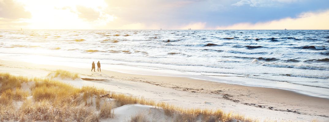 Paar spaziert am Ostsee Strand entlang