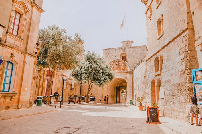 Blick in die autofreien Straßen von Mdina mit alter Stadtmauer auf Malta