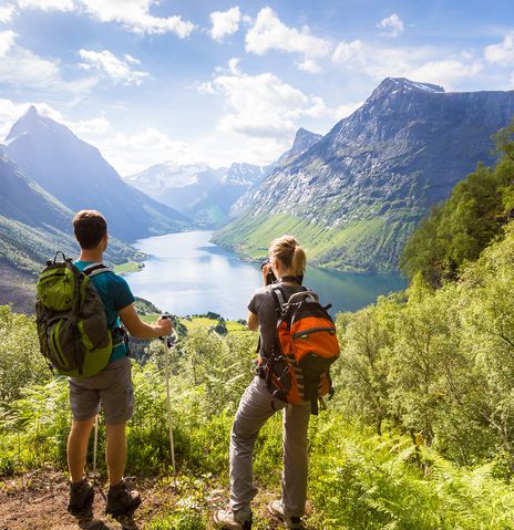 Paar beim Wandern in den Bergen