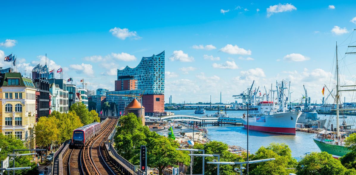 Hafen von Hamburg mit Blick auf die Elbphilharmonie