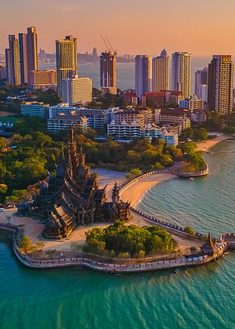 Luftansicht von Pattaya in der Abenddämmerung