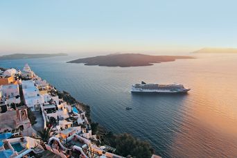 Norwegian Jade vor Santorini
