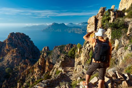 Mann wandert in den Bergen von Korsika