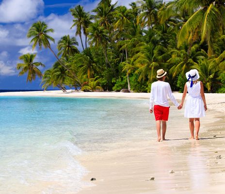 Paar beim Spaziergang am Strand