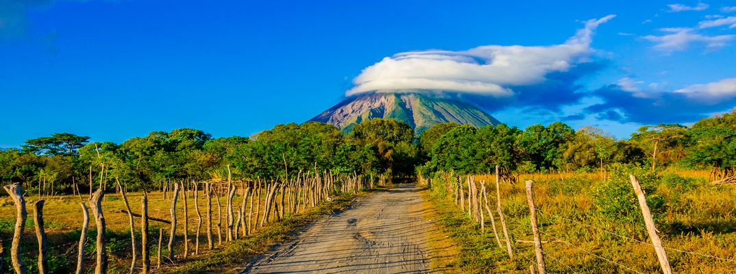 Idyllischer Vulkan auf die grüne Insel Ometepe in Nicaragua