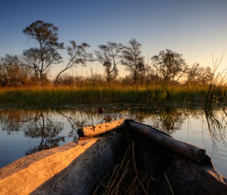Boote im Okavango in Botswana