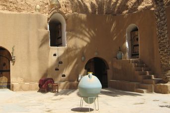 Der Innenhof typischer Höhlenwohnungen in Matmata
