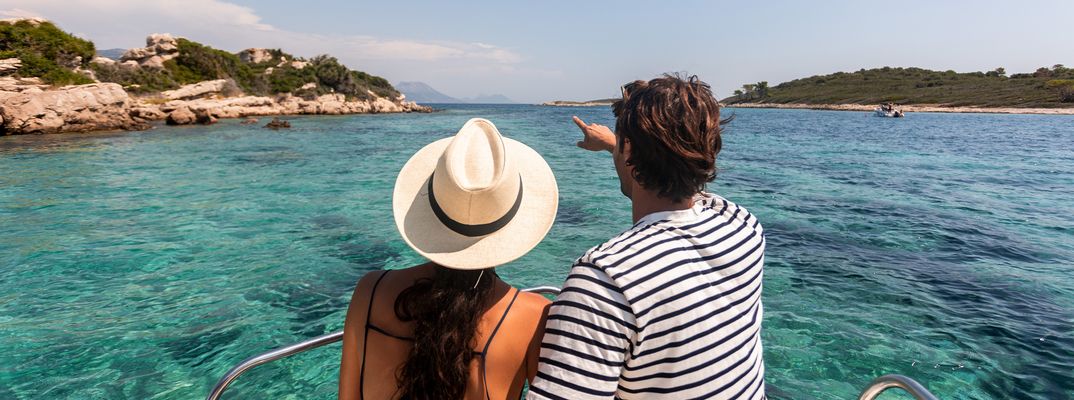 Paar genießt den Ausblick auf einem Boot in Kroatien