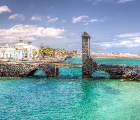 Arrecife Meer mit Steg und Häusern