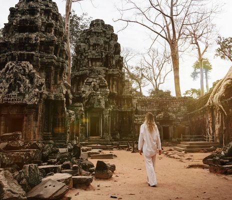 Frau vor Tempel in Kambodscha