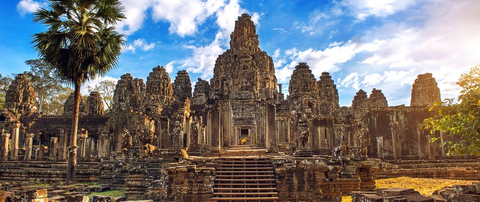 Tempel von Angkor Wat in Siem Reap in Kambodscha von Sonne bestrahlt mit blauen, wolkenverhangenen Himmel