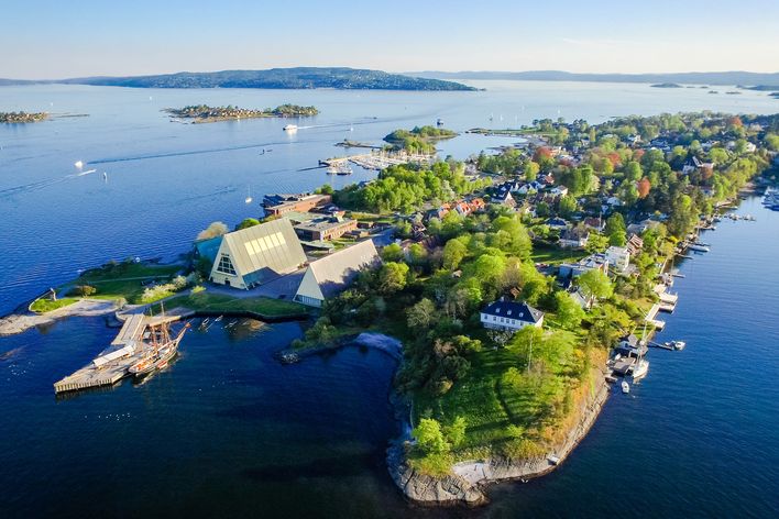 Blick auf die Halbinsel Bygdøy und das Wikingermuseum von oben in Oslo