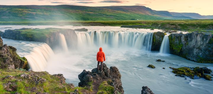 Mann vor Wasserfall auf Island