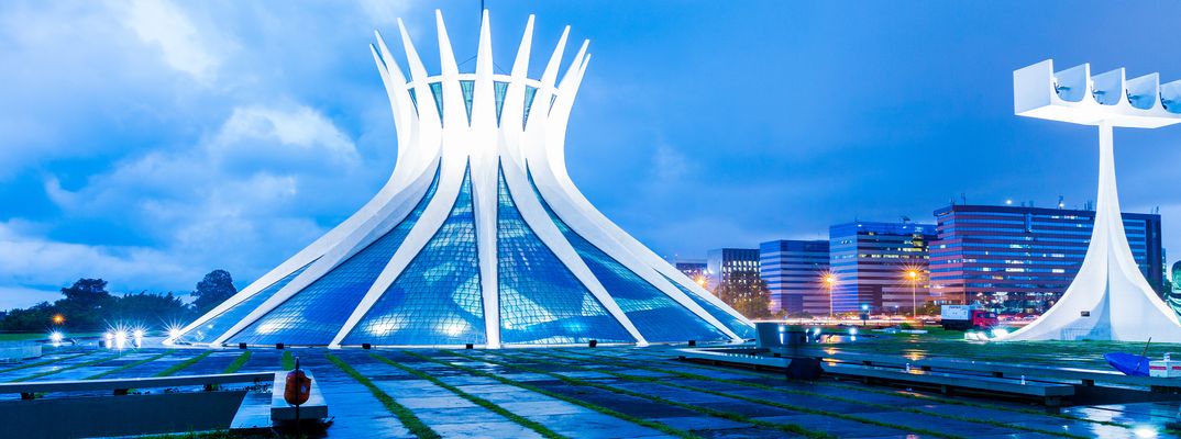 Kathedrale von Brasília mit moderner Architektur bei Nachtbeleuchtung