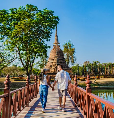 Paar am Sukhothai Tempel in Thailand