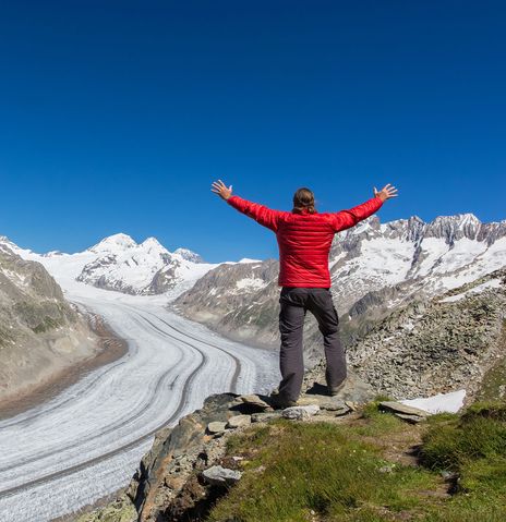 Wanderer in den Bergen von Wallis in der Schweiz