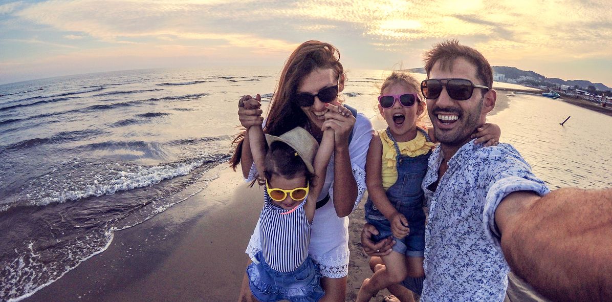 Familie macht Selfie am Strand
