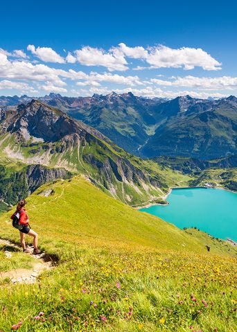 Wanderer mit Blick auf Voralberg und See