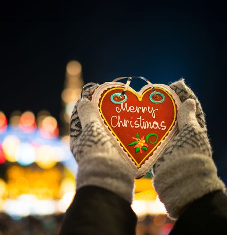 Hände halten ein Lebkuchen vom Weihnachtsmarkt