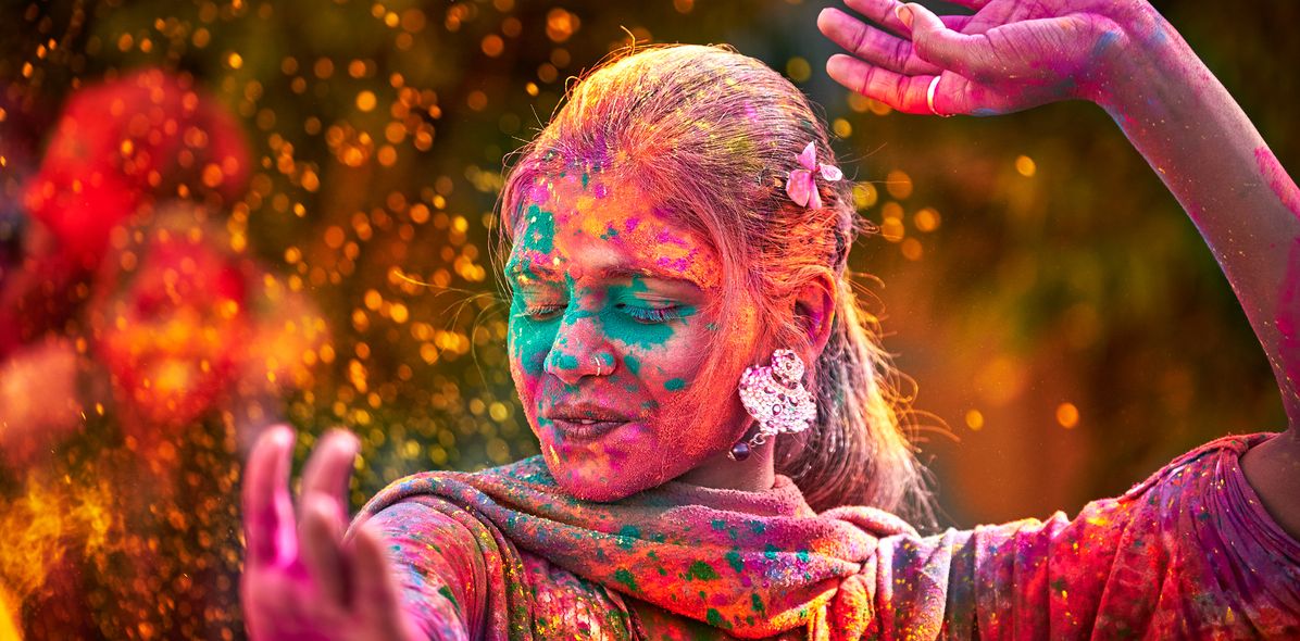 Inderin tanzt beim Holifestival in Indien