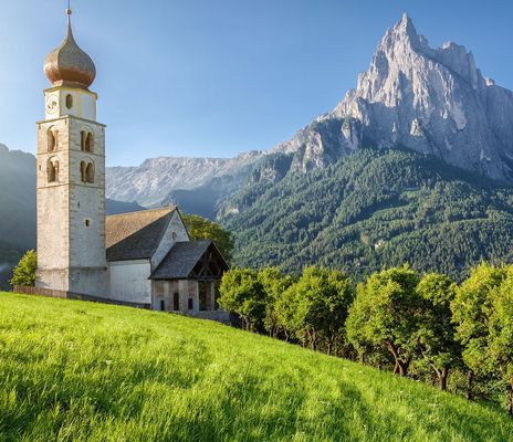 Kirche in den Dolomiten