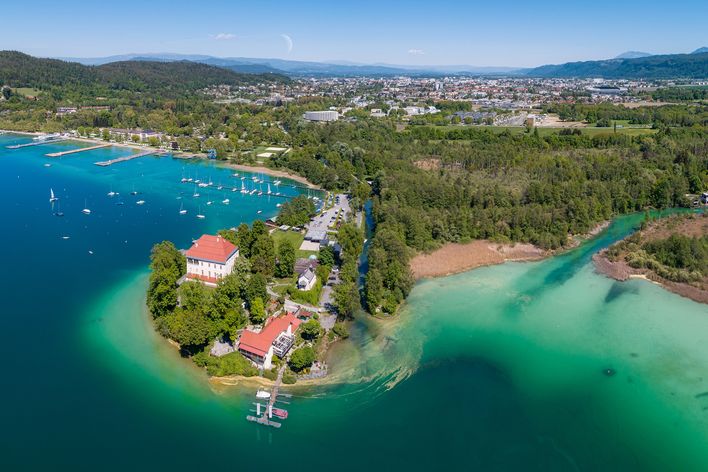 Blick auf das Schloss Loretto in der Ostbucht des Wörthersees mit Weitblick auf die Stadt Klagenfurt