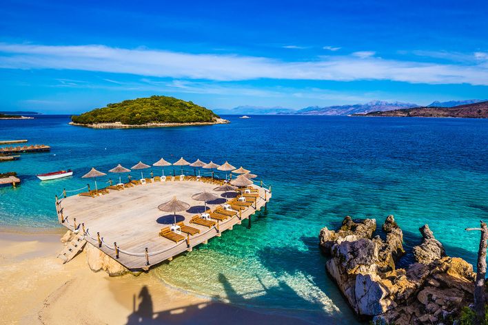 Weißer Sandstrand und türkisfarbenes Wasser in Ksamil, Albanien