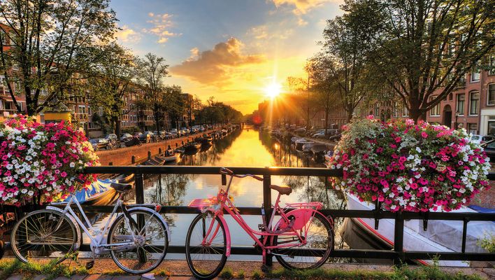 Fahrräder und Gracht in Amsterdam