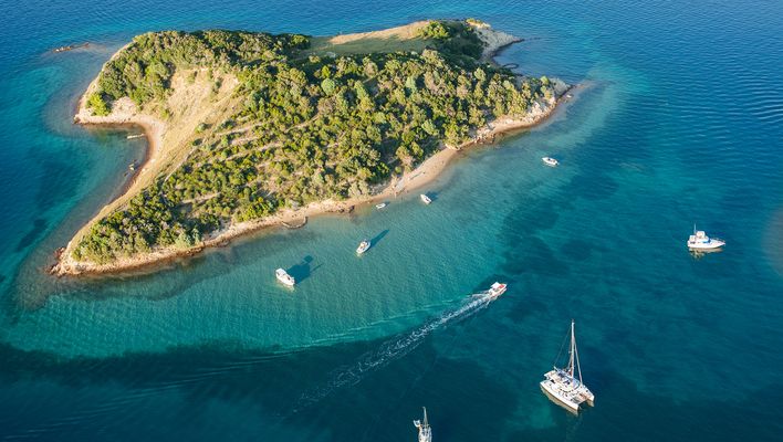 Luftaufnahme von kleiner Insel in Kroatien
