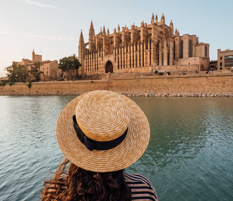 Frau schaut auf Kathedrale in Palma