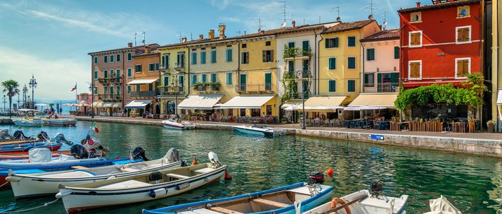 Hafen von Lazise am Gardasee mit bunten Häusern, Booten und mediterranem Flair