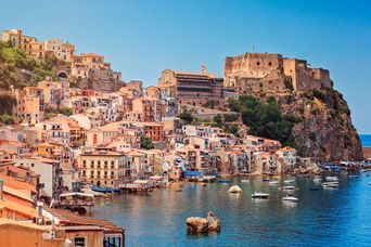 Hafen von Scilla mit farbenfrohen Häusern und der Festung auf einem Felsen