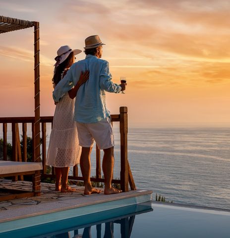 Paar am Pool bei Sonnenuntergang
