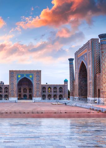 Blick auf den Registan-Platz in Samarkand mit Medresen und Kuppeln