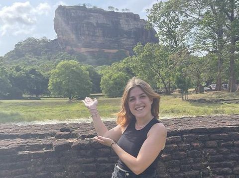 Lyn vor dem Sigiriya Felsen in Sri Lanka