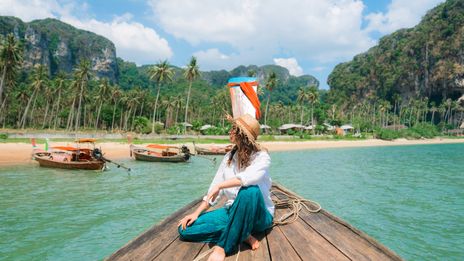 Frau auf Boot in Thailand