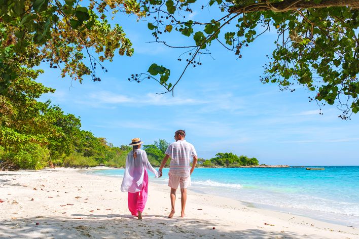 Ein Paar spaziert entlang des Strandes auf der Insel Koh Samet in Thailand